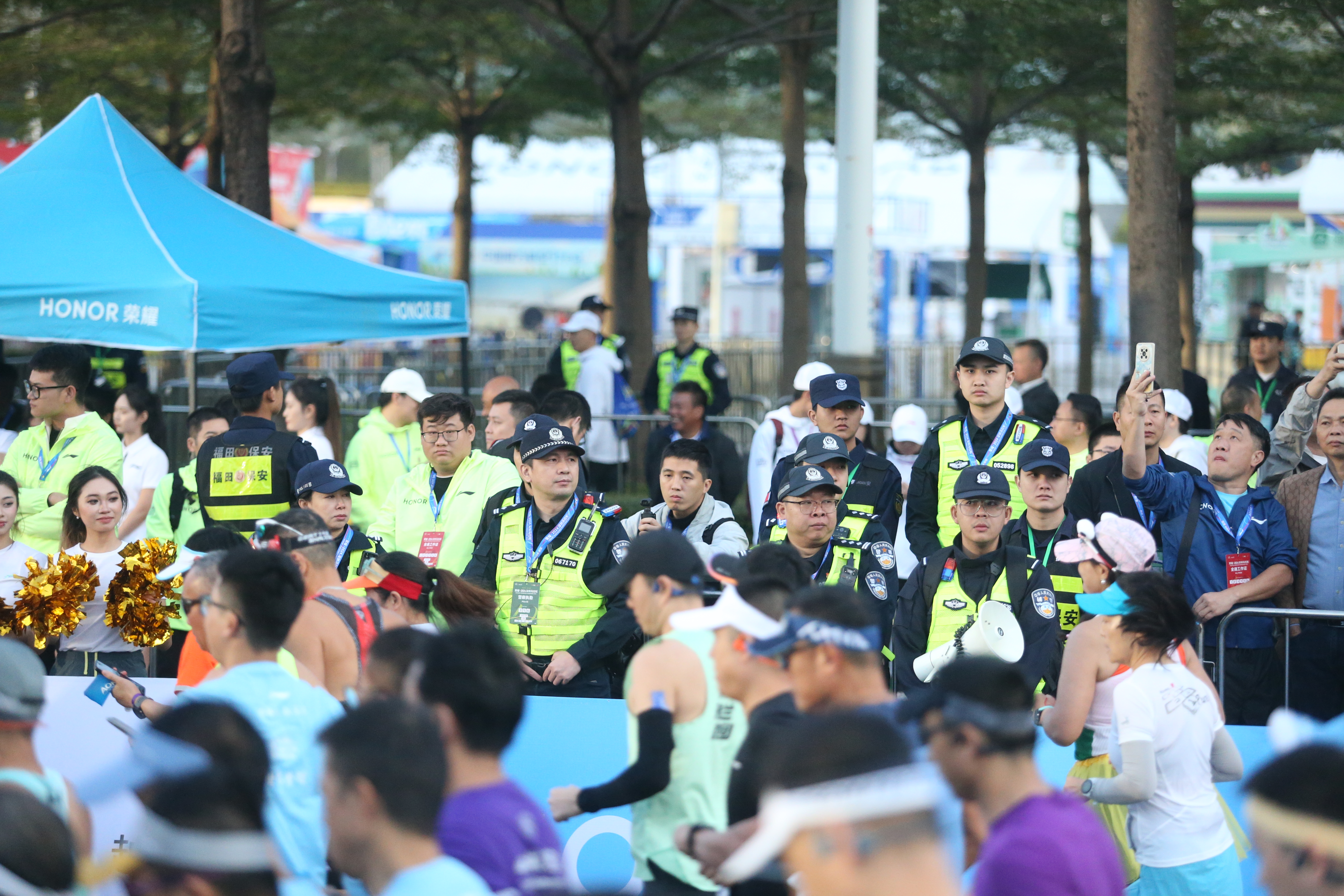 （重稿）深马2万参赛者开跑，深圳公安万余警力护航平安