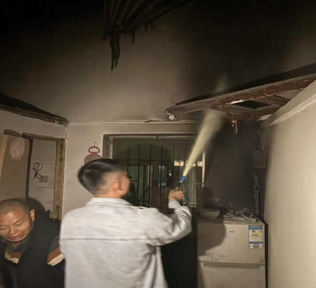 松岗网格员及时发现火情并妥善处置