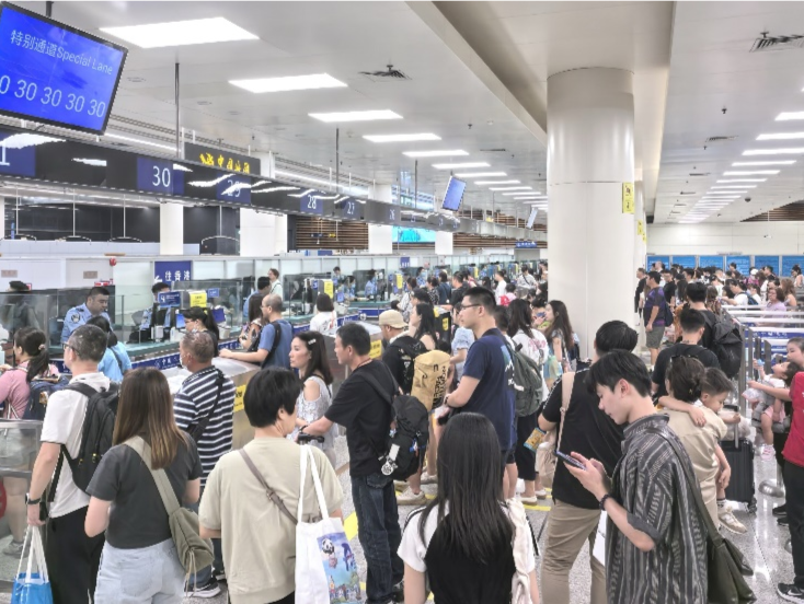 香港公众假期首日福田口岸迎来入境客流高峰