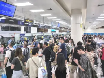香港公众假期首日福田口岸迎来入境客流高峰