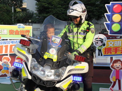 深圳西部高速交警开展警营开放日活动，五个功能区对市民开放互动
