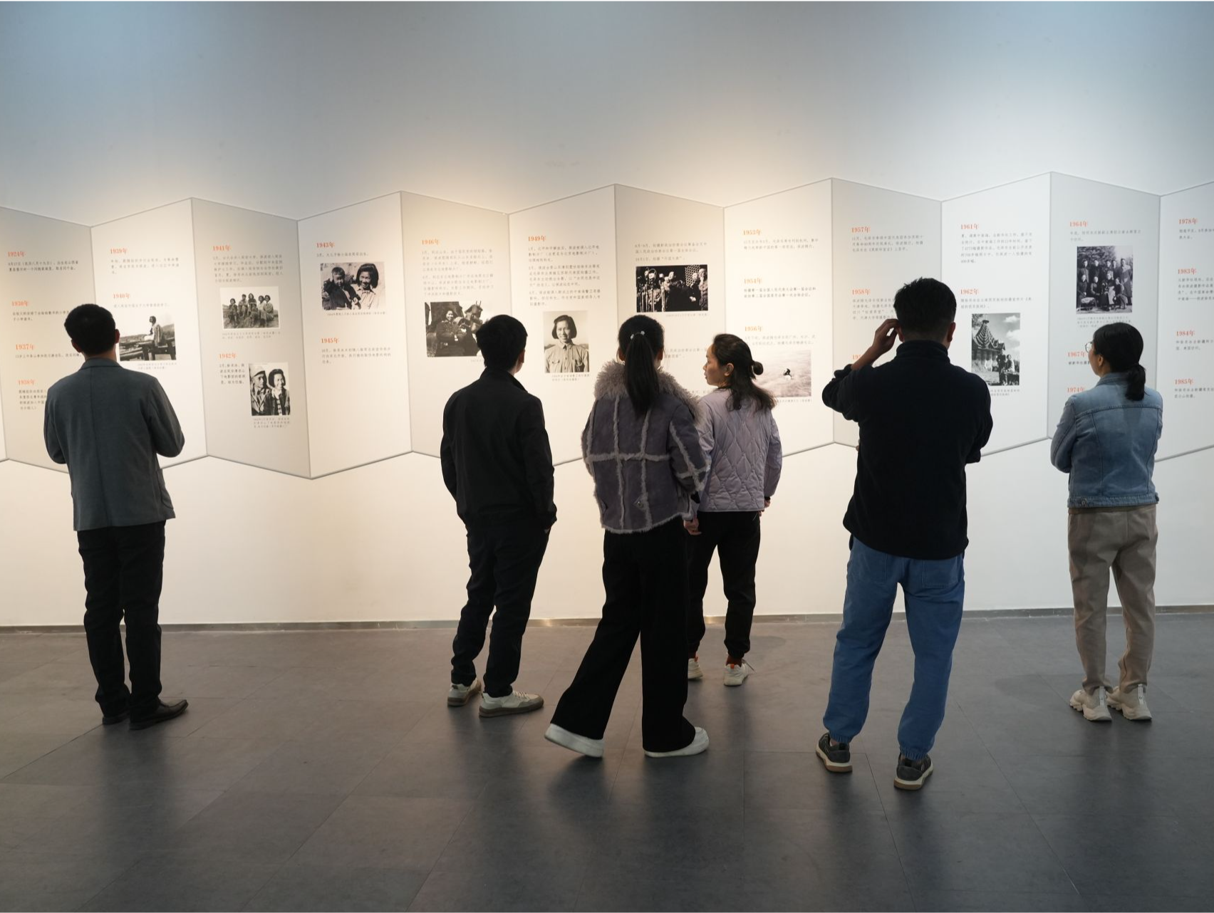 著名摄影家侯波诞辰一百周年摄影作品展在东莞举行