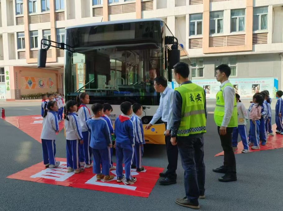 横岗街道启动交通安全宣传月活动