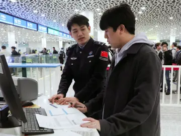 过境免签政策全面放宽优化，深圳机场迎来深圳口岸首位享受新政便利旅客