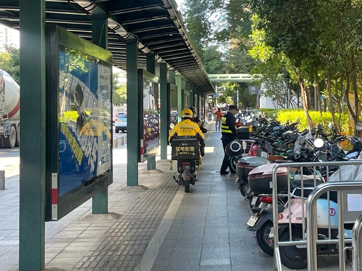 深圳最长公交站台换新颜：非机动车停放有序了，安全隐患少了