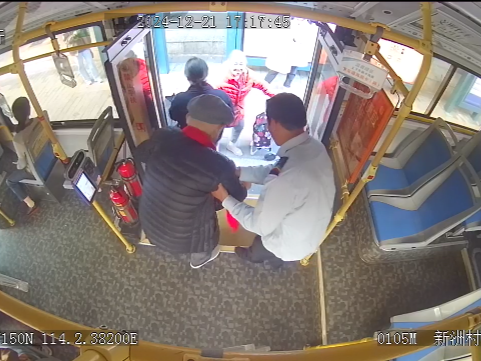 公交“微”行动，大爱助老行！他的暖心举动获乘客点赞！