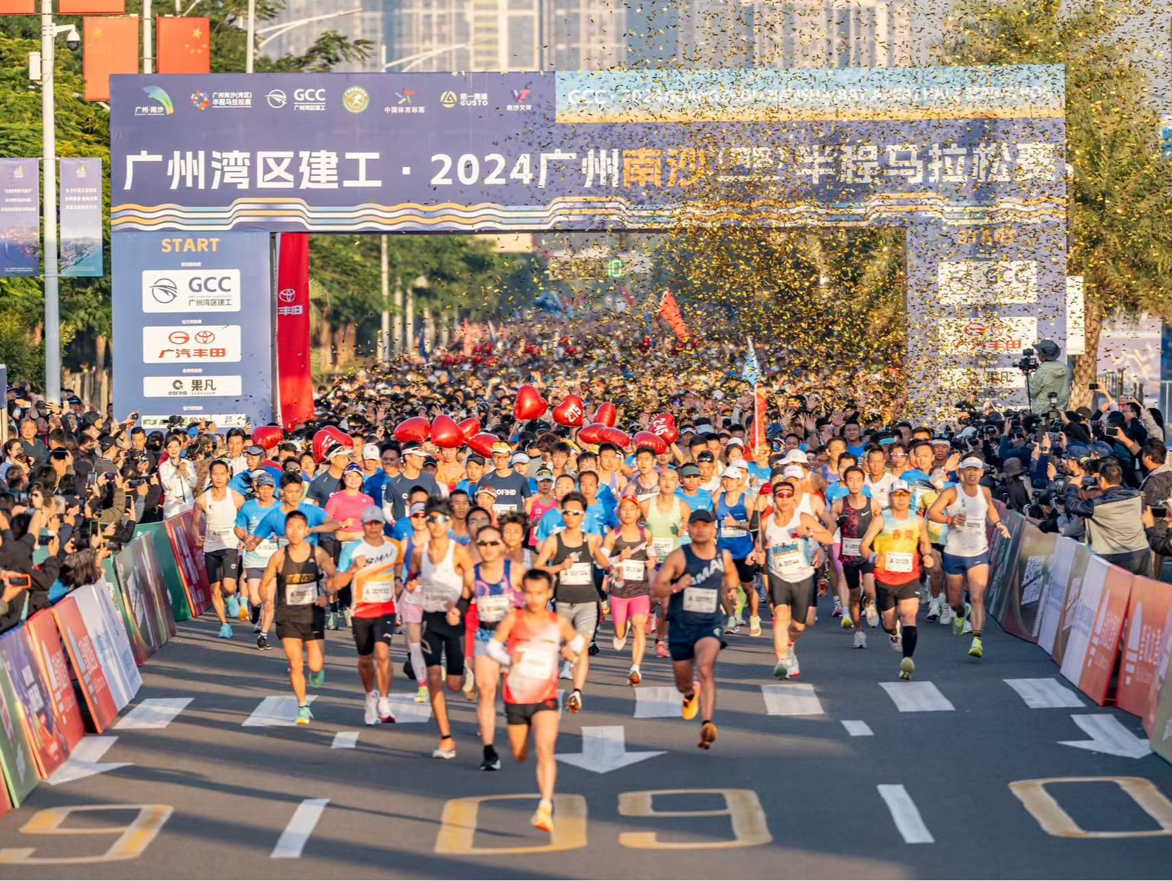 广州南沙首届马拉松赛1.5万名跑者开跑！特设“青春图南”大学生组别