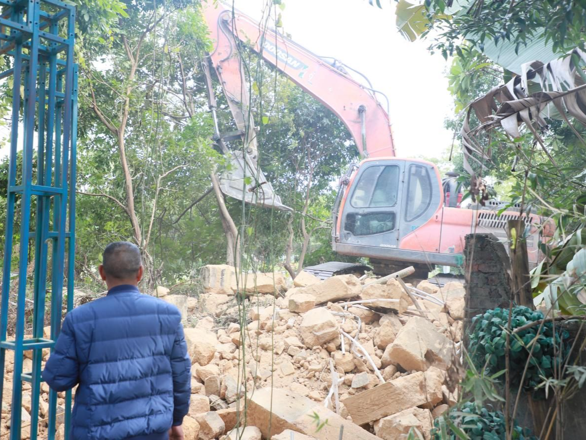 坪山区人大龙田街道工委视察调研盘古石广场公共洗手间建设项目