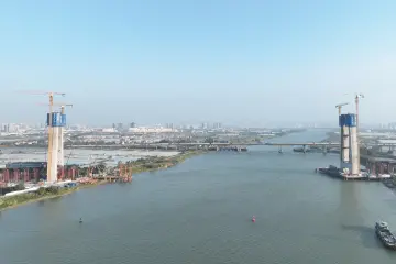 最新进展！深江铁路鸡鸦水道特大桥首个主塔上横梁浇筑完成