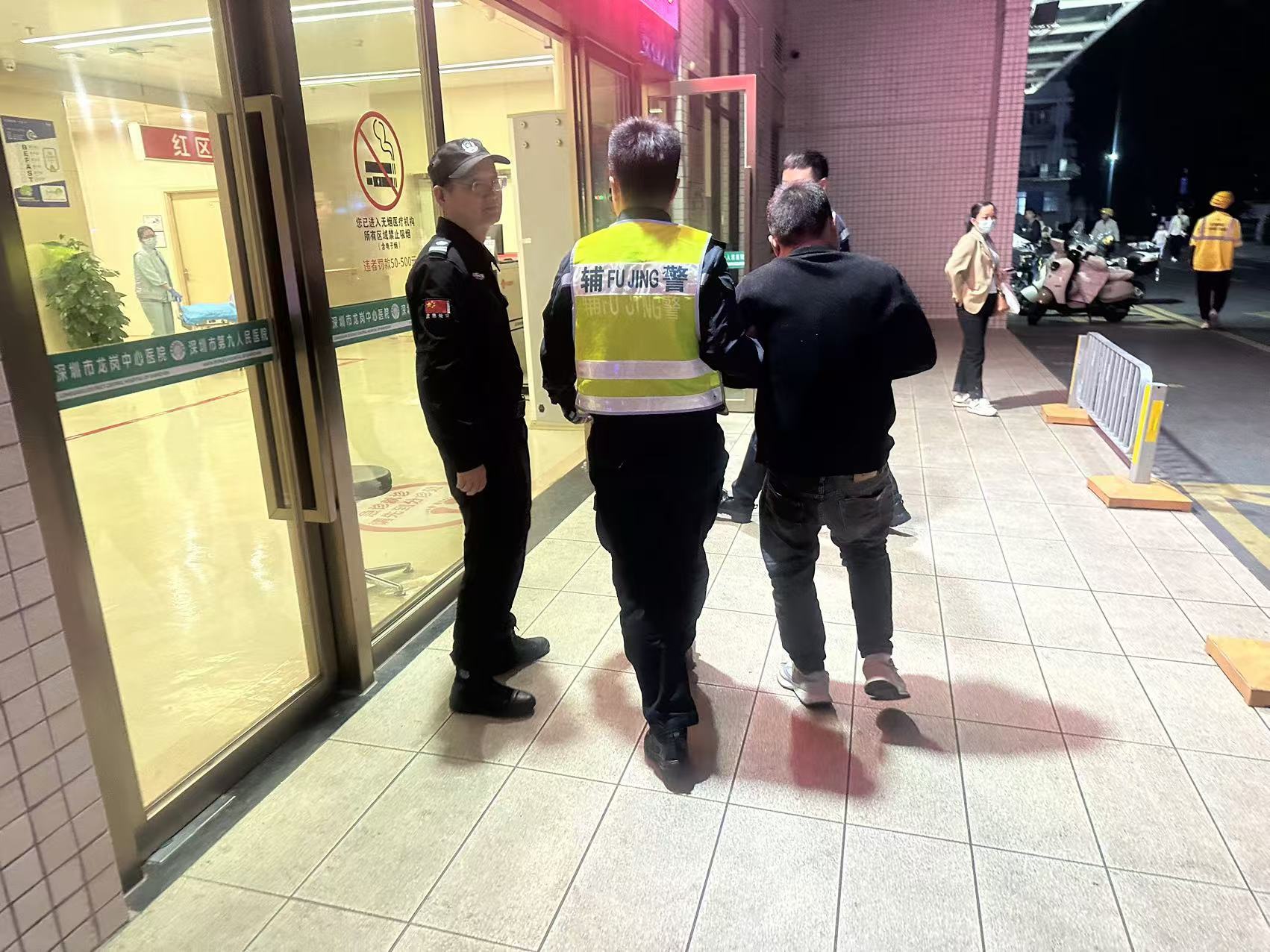 男子心脏疼痛，龙岗交警紧急送医