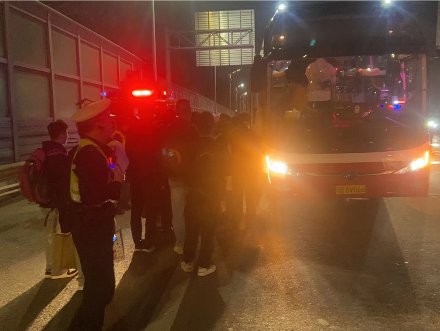 大巴发生故障被迫停在高速公路，深圳交警立即行动