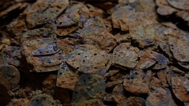 图为海昏侯墓出土的甲片局部细节图。江西省文物考古研究院供图