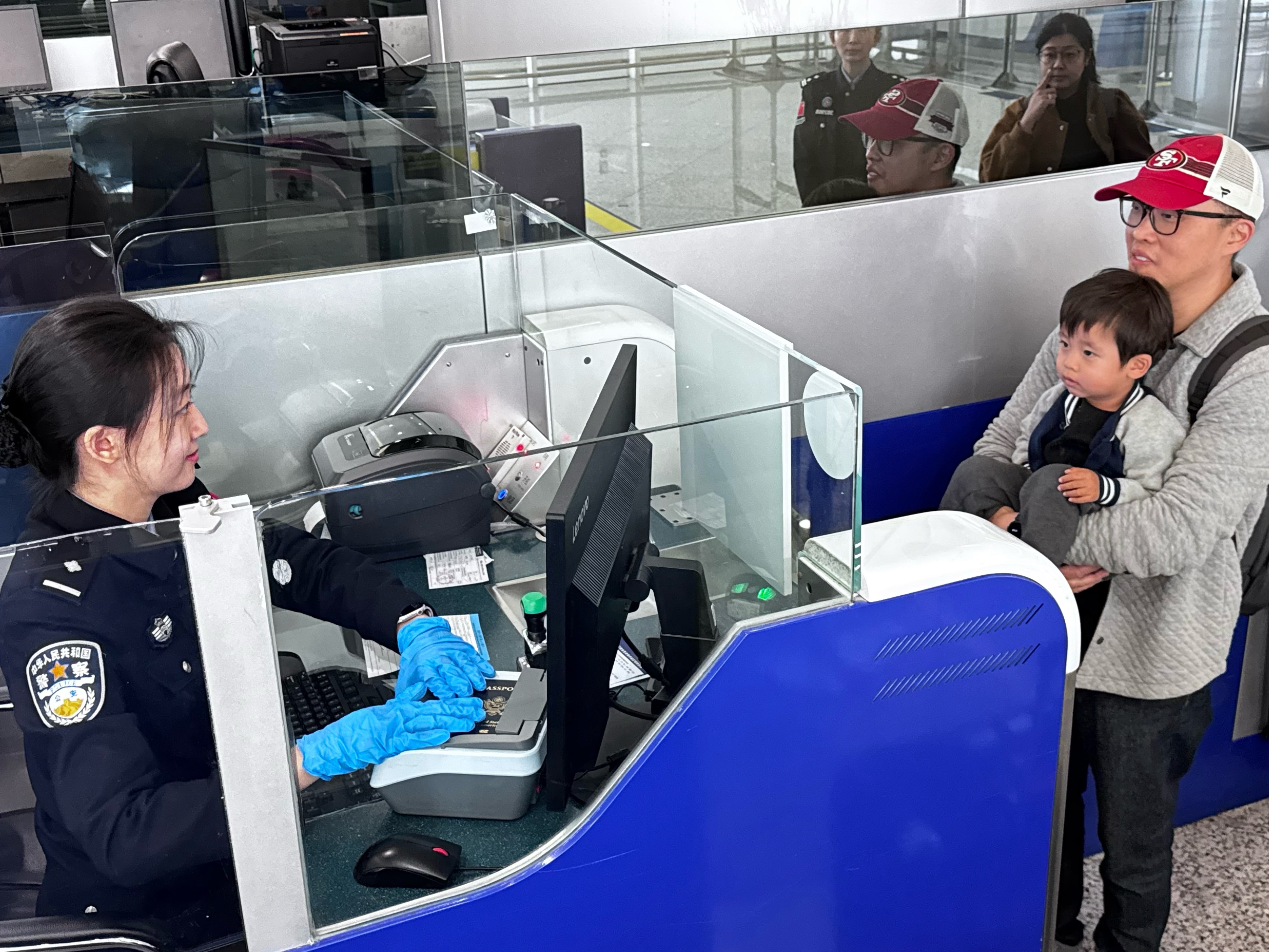 过境免签外国人停留时间延长！蛇口港迎首位240小时过境免签旅客