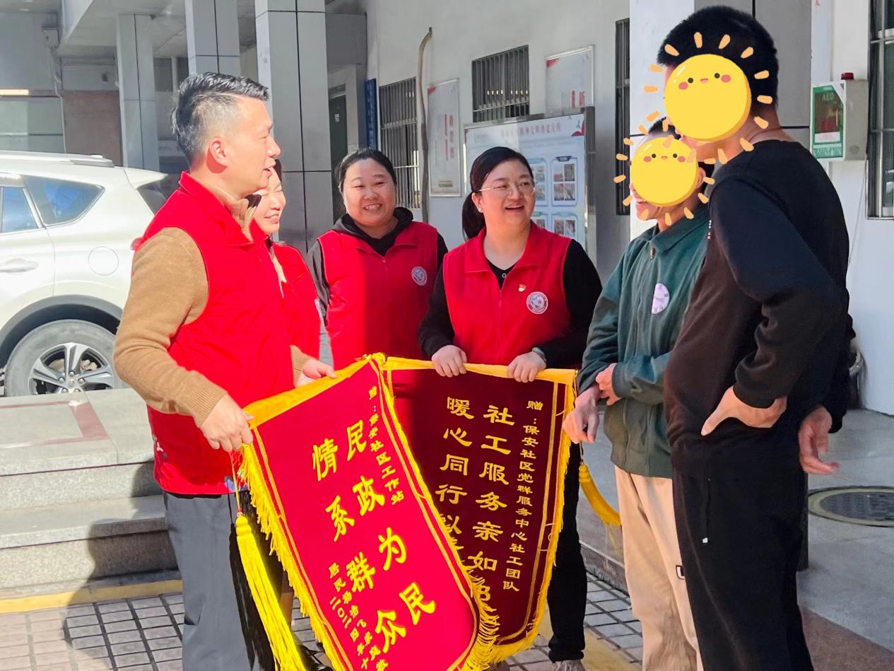 社区联合爱心企业帮扶困难家庭，居民送锦旗致谢