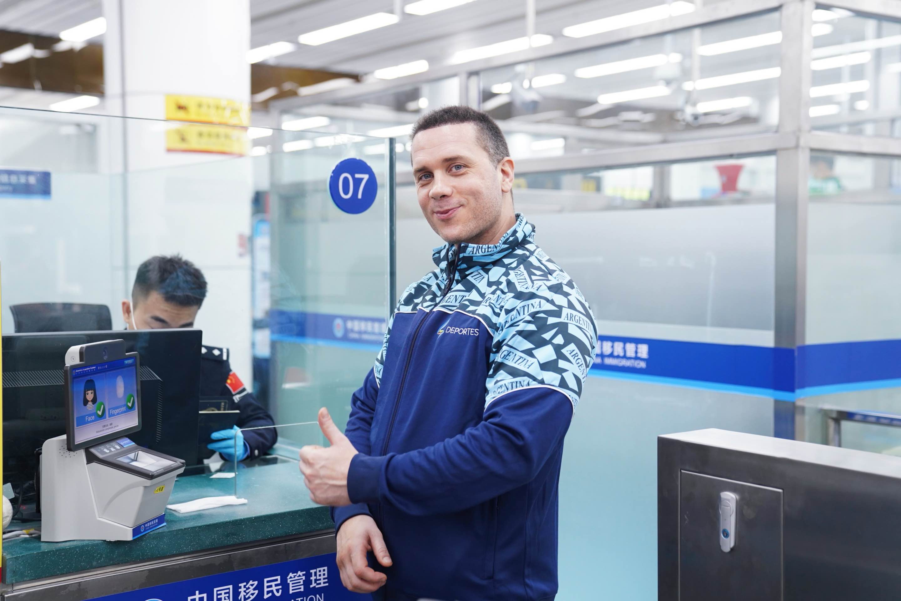 文锦渡边检站助力国际咏春拳大赛参赛选手顺畅通关