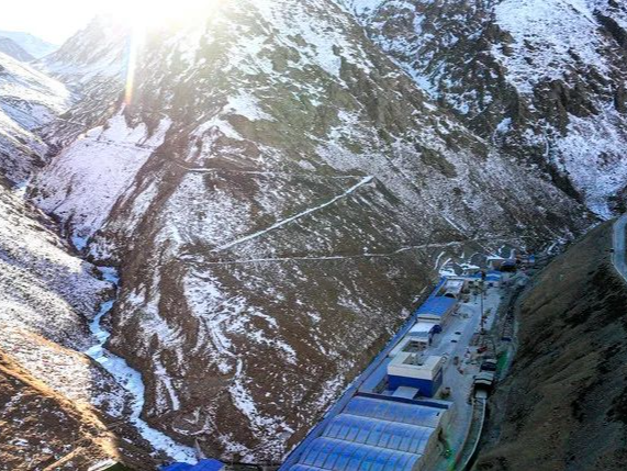 穿越天山！世界最长高速公路隧道贯通 
