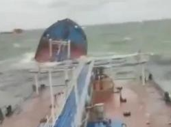 俄罗斯两艘遇险油轮船员营救工作结束