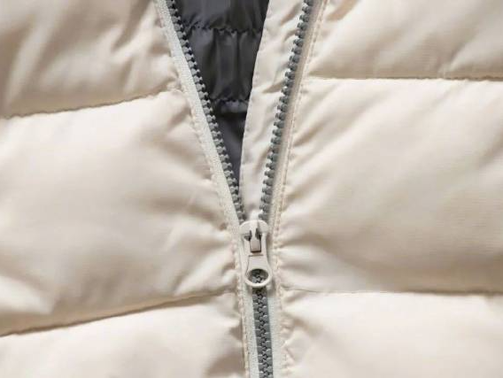 羽绒服里穿短袖，真的更暖和吗？