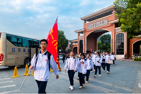 连续30年！桂山中学千名师生徒步22公里重走英雄路