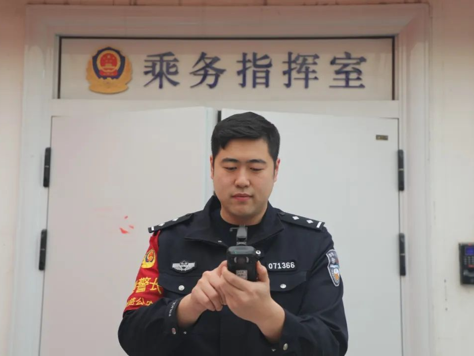 他是“乘警背后的乘警”，是群众“只能听得见声音的平安列车守护者”