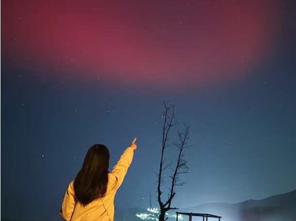 深圳上空出现红色“极光”？网友现场亲历：非常惊艳