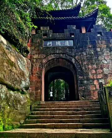 巍巍钓鱼城