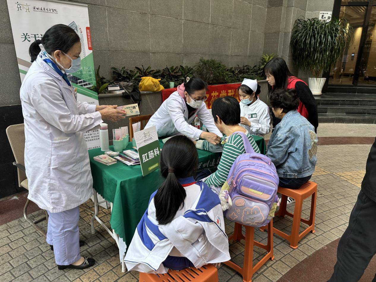 翠岭社区开展关爱一老一少健康外展活动
