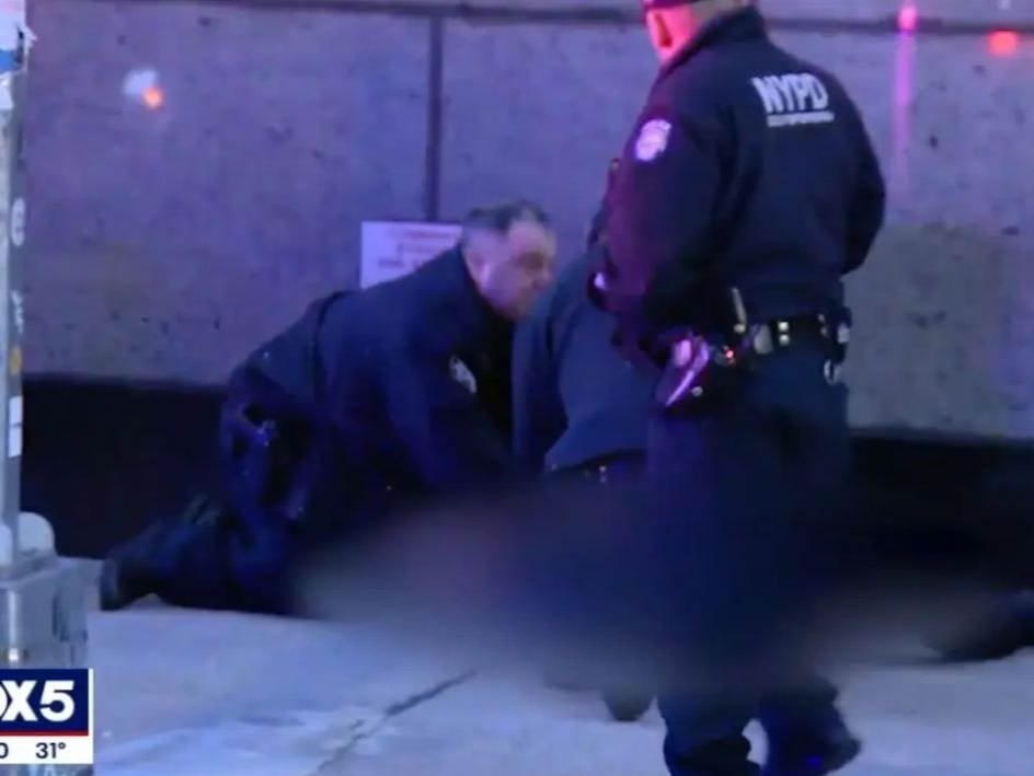 美国最大健康保险商CEO街头遇刺身亡，警方悬赏捉拿凶手