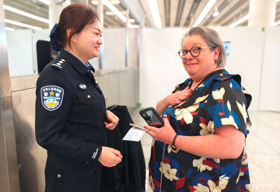 深圳皇岗边检站民警用中英法三语广播，助外籍女士找回遗失护照