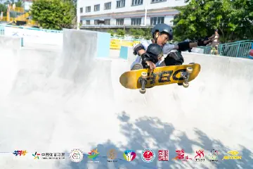 中山滑板少年省赛摘金，教练为亚运冠军陈烨的父亲