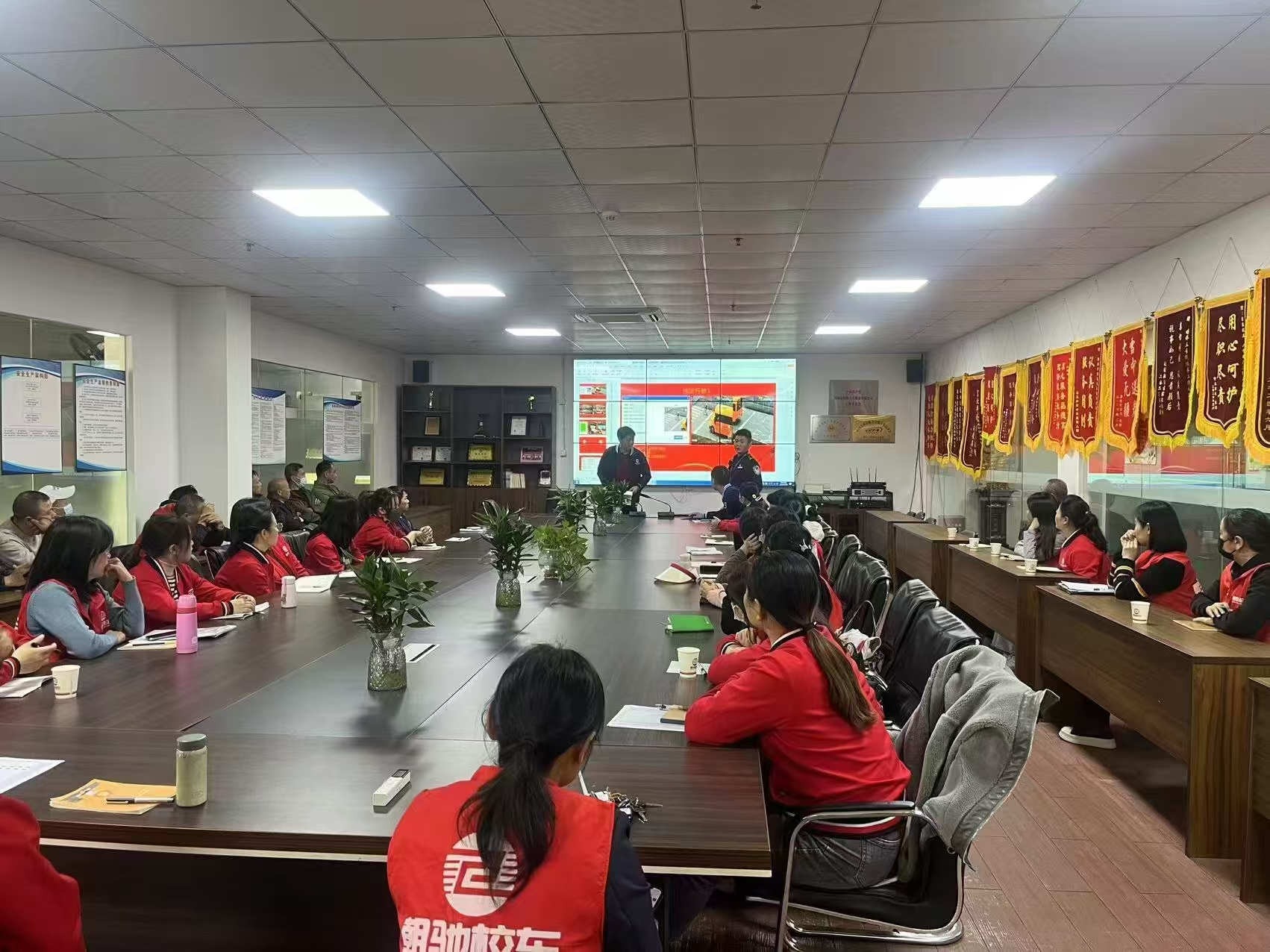 守护安全零距离，龙华交警开展交通安全知识宣传活动
