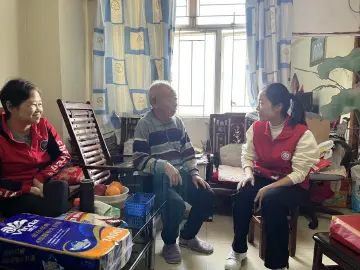 翠竹街道各社区开展冬至送暖系列活动