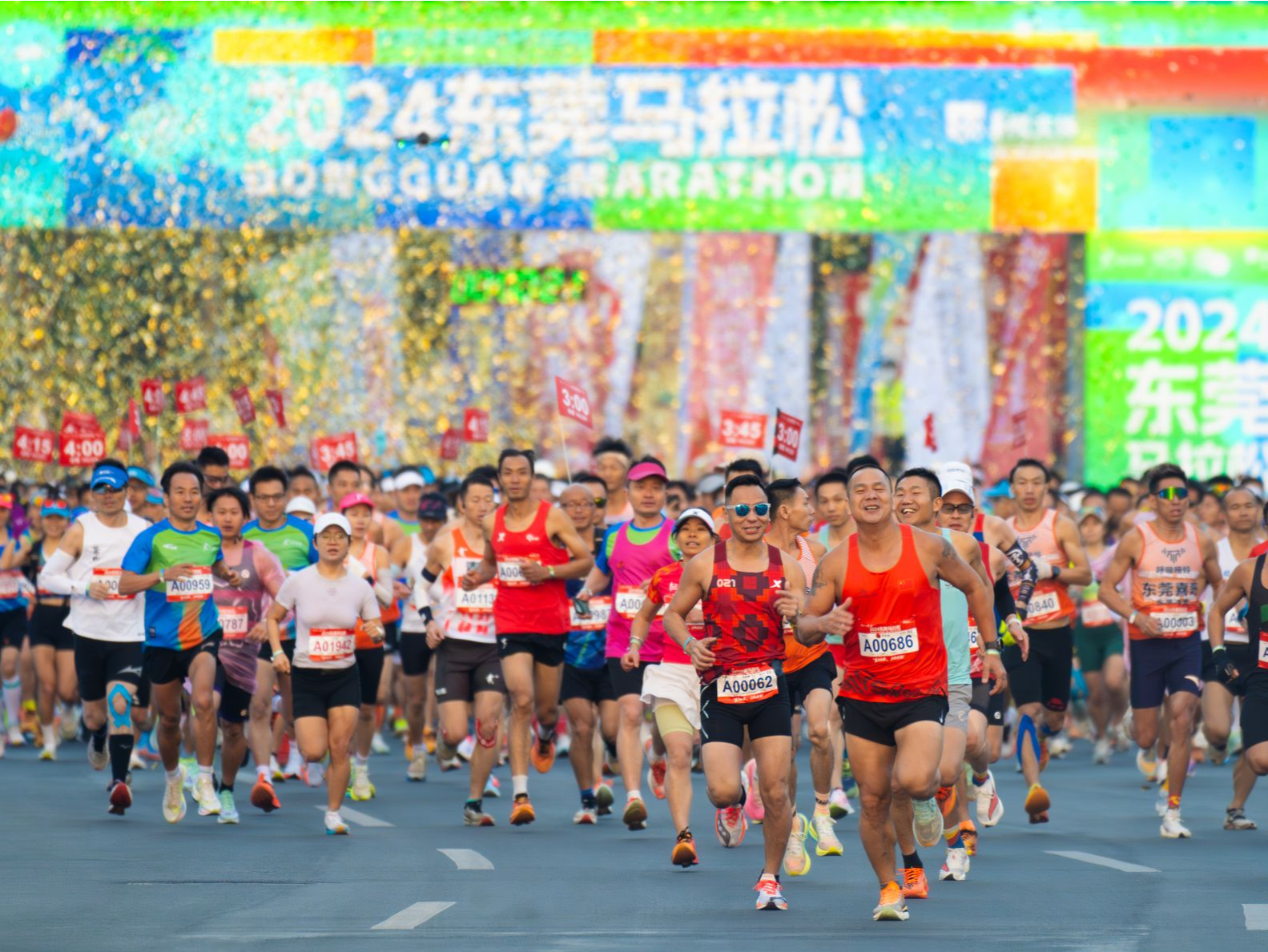 2024东莞马拉松时隔五年全新归来，2.2万名选手竞跑“最美城市赛道”