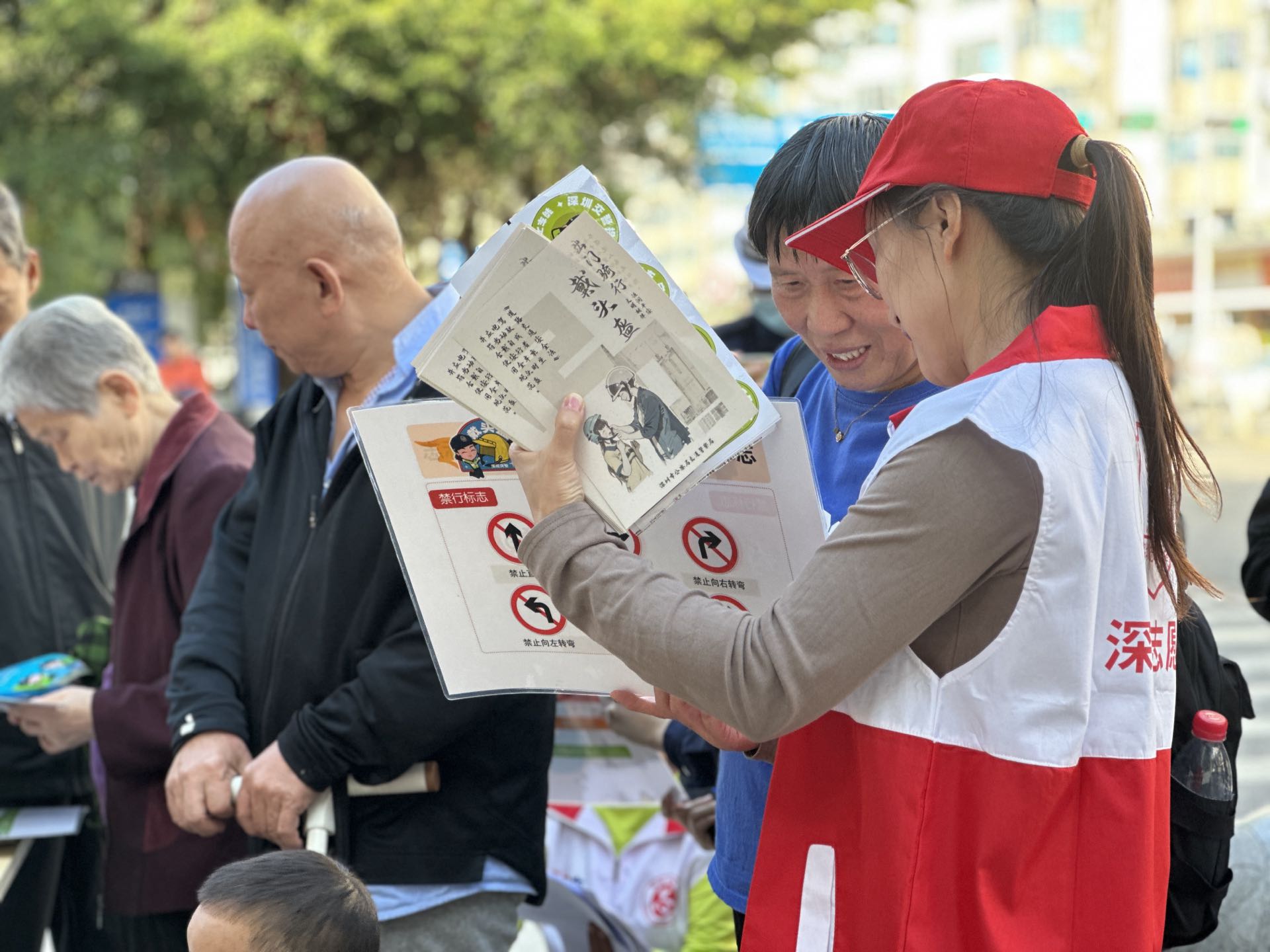 翠竹街道新时代文明实践所开展交通安全宣传活动