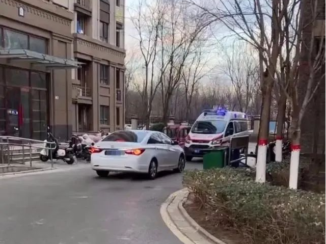 私家车“顶牛”救护车致老人离世？警方通报