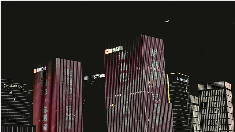 宝安亮起灯光秀 致敬全城志愿者