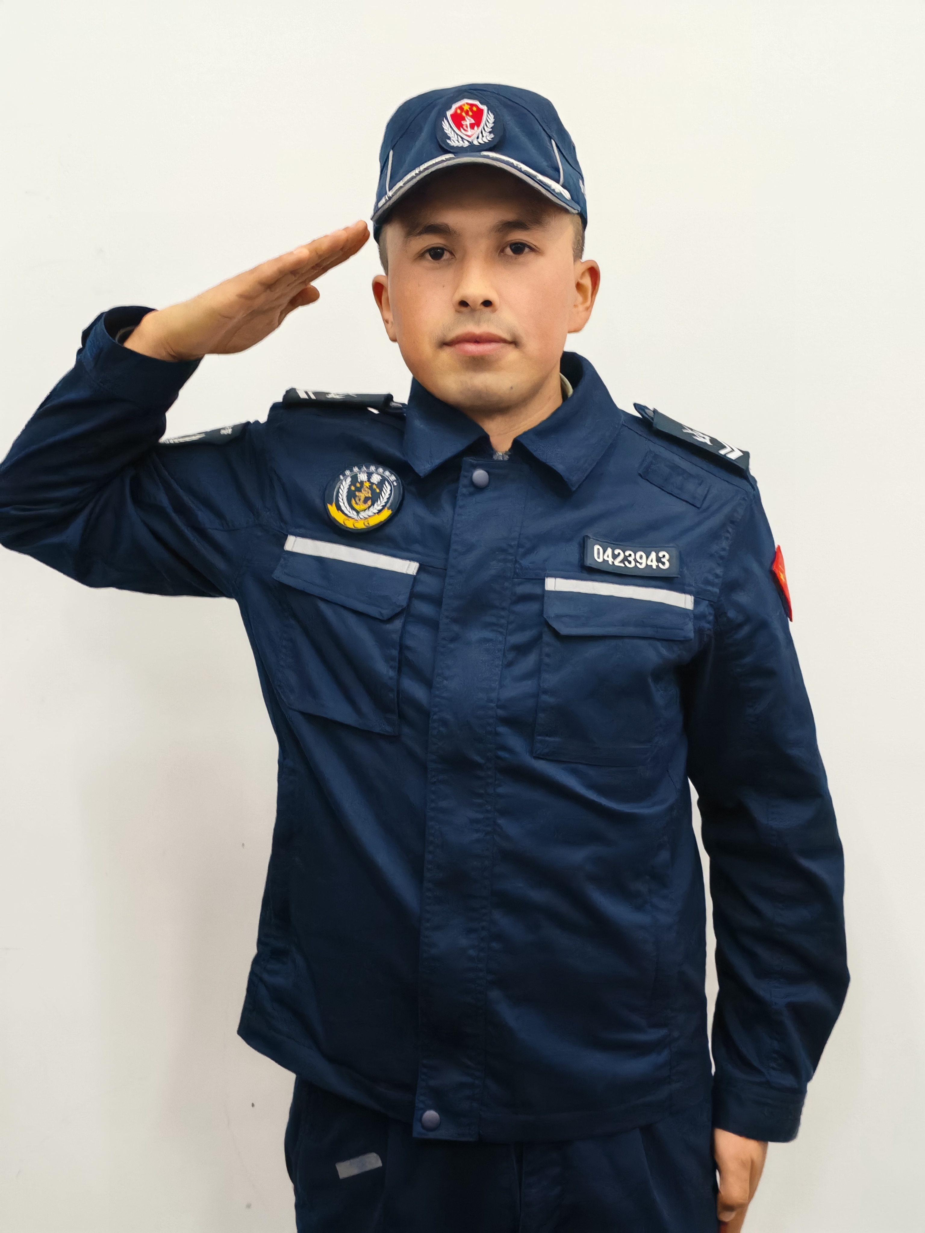 “小伙子，好样的”广东海警局执法员航班上紧急抢救