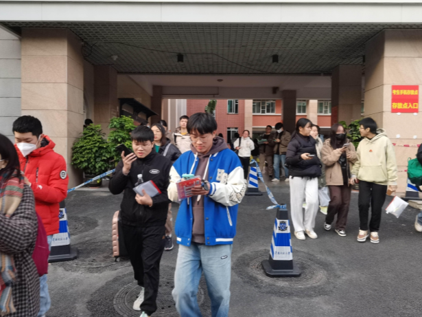 考研人数“跳水”，“上岸”变容易了?