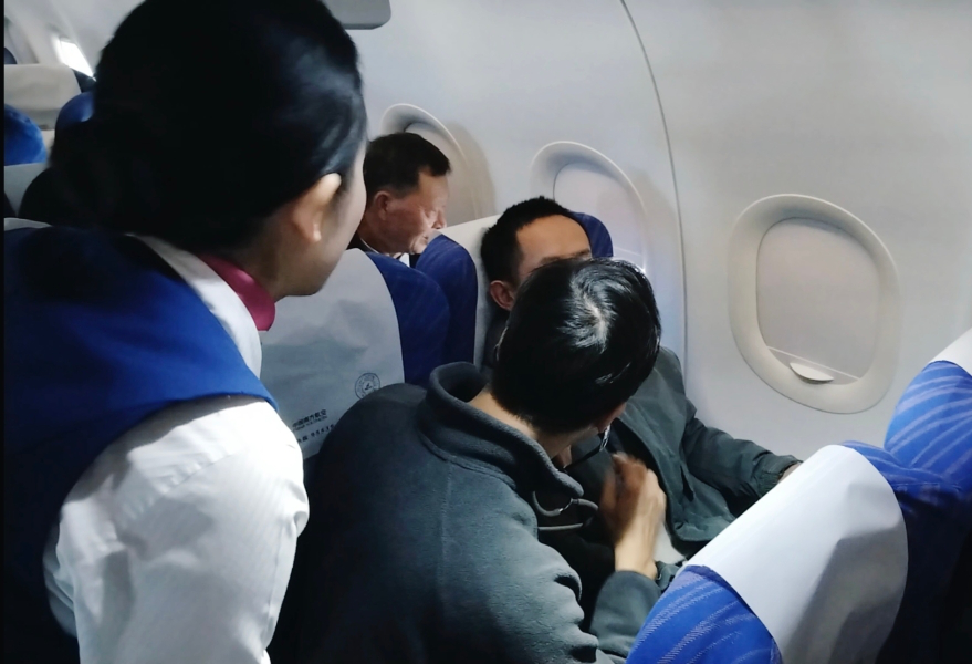 万米高空旅客突发疾病，中、西医联手紧急救助
