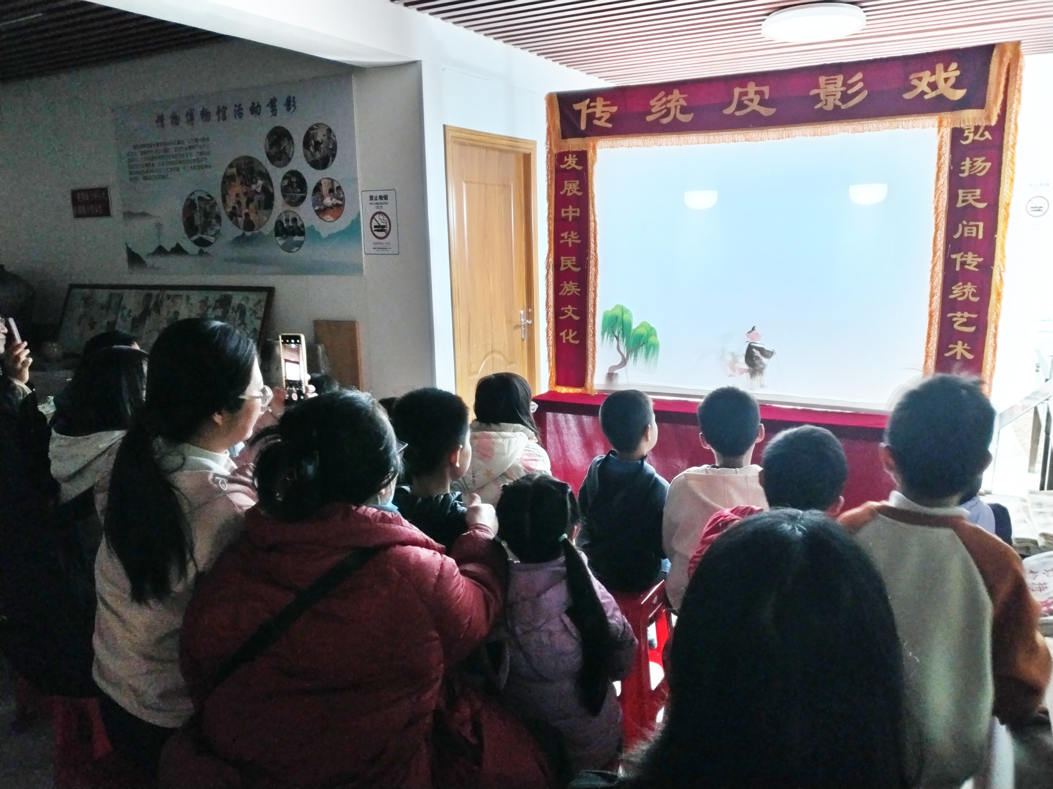 光影之间，传承千年！惜物博物馆皮影戏演出受欢迎