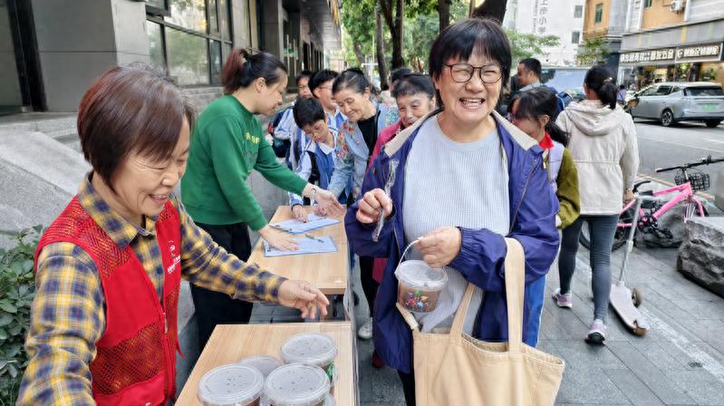 千户米汇成一碗饭 “益”碗饭食品发放日圆满结束