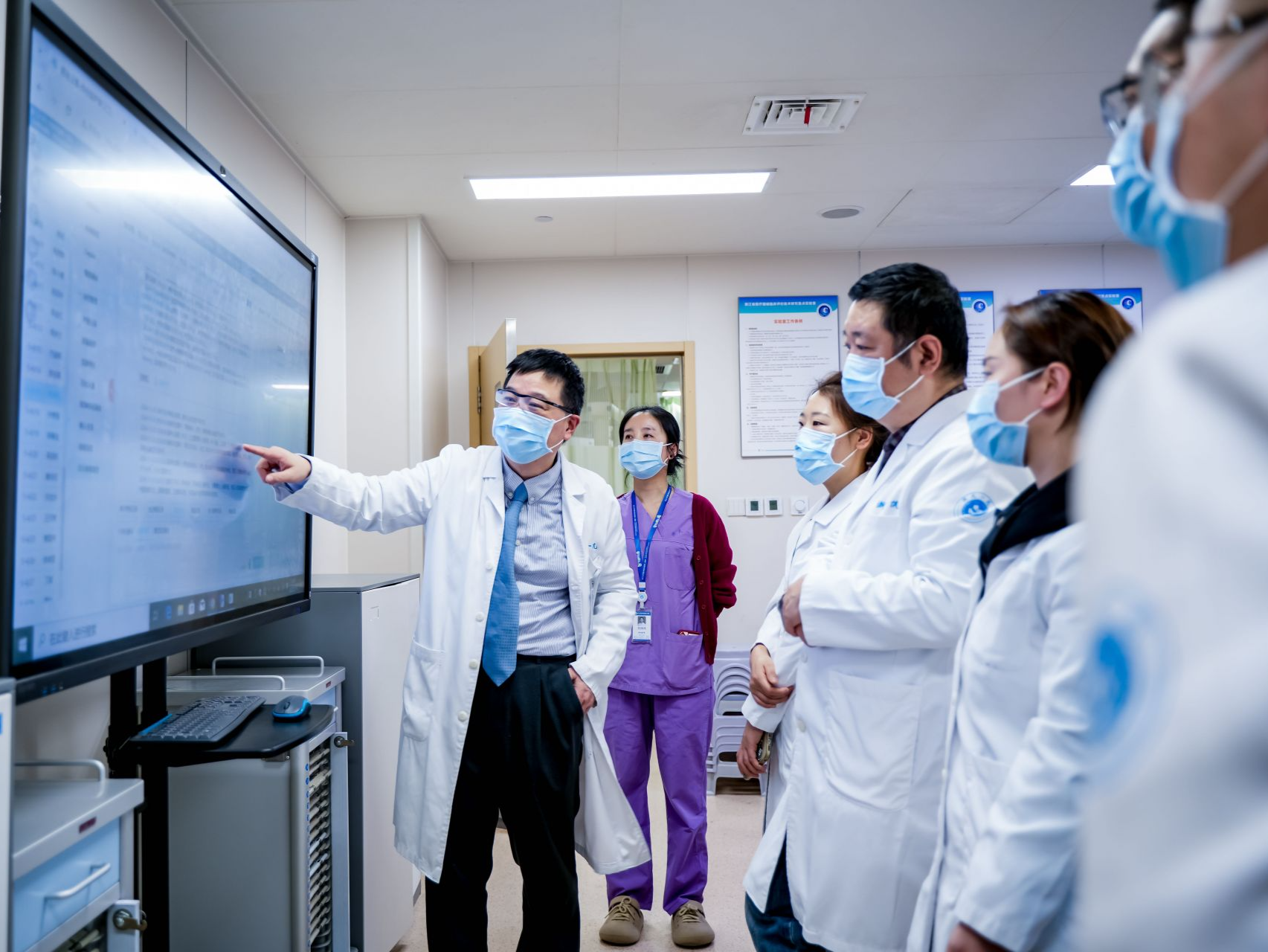 “启元”时代到来！迈瑞联合腾讯发布全球首个临床落地的重症大模型  