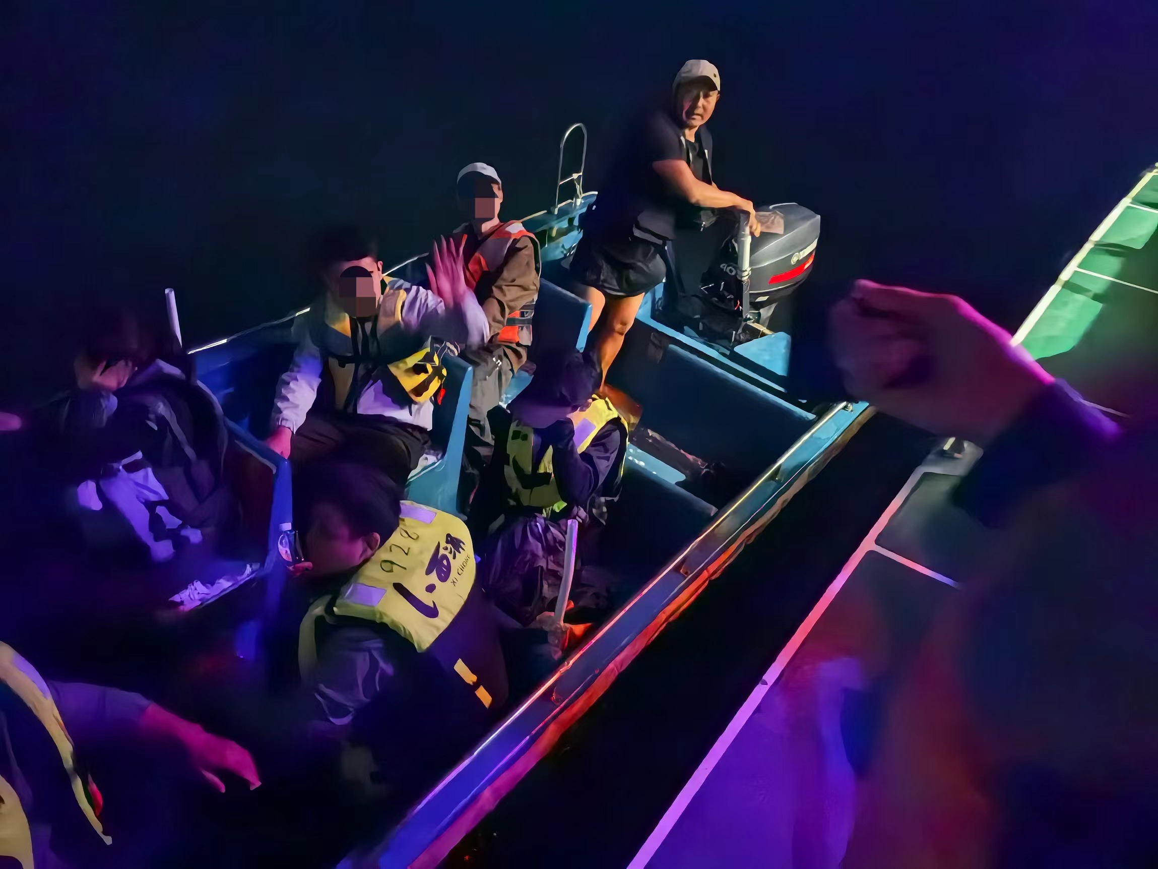 5人被困礁石，广东海警紧急救助