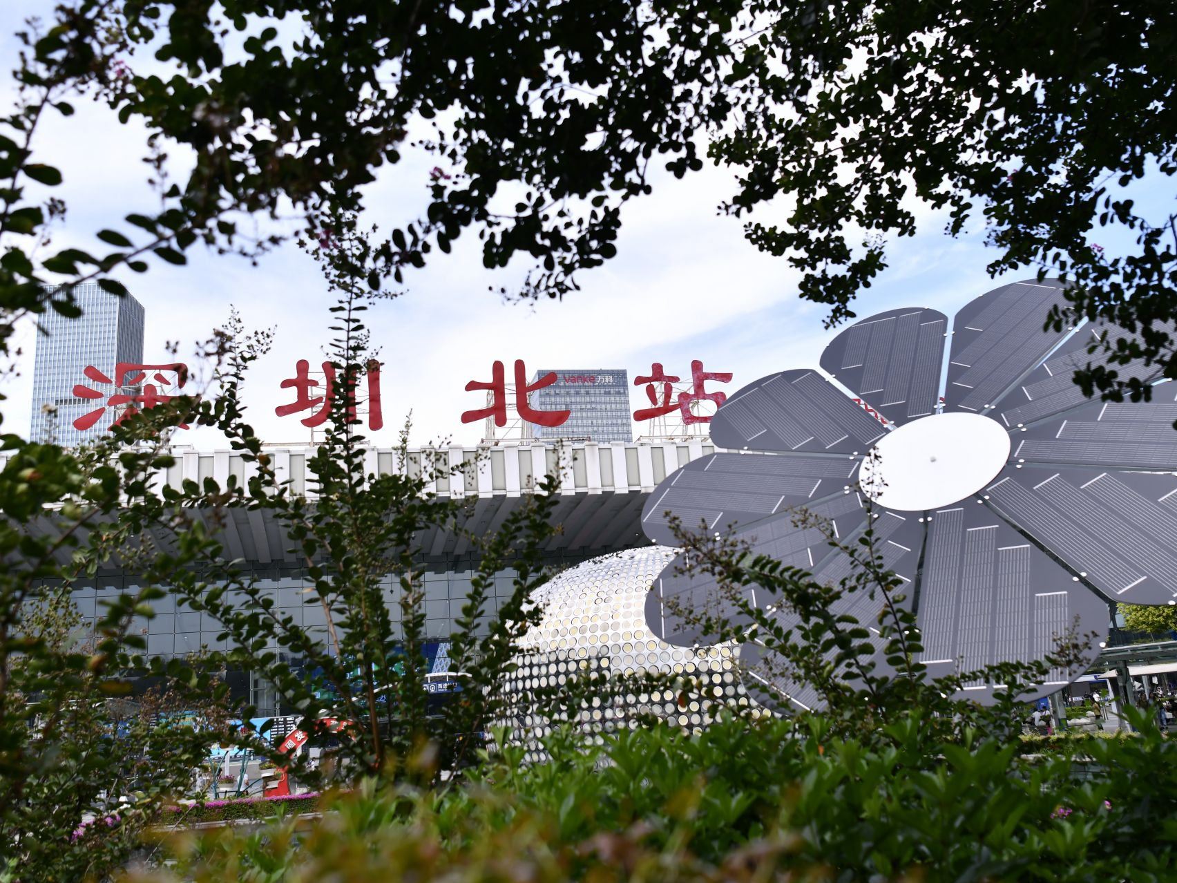 深圳北站“志愿红”温暖旅途之路