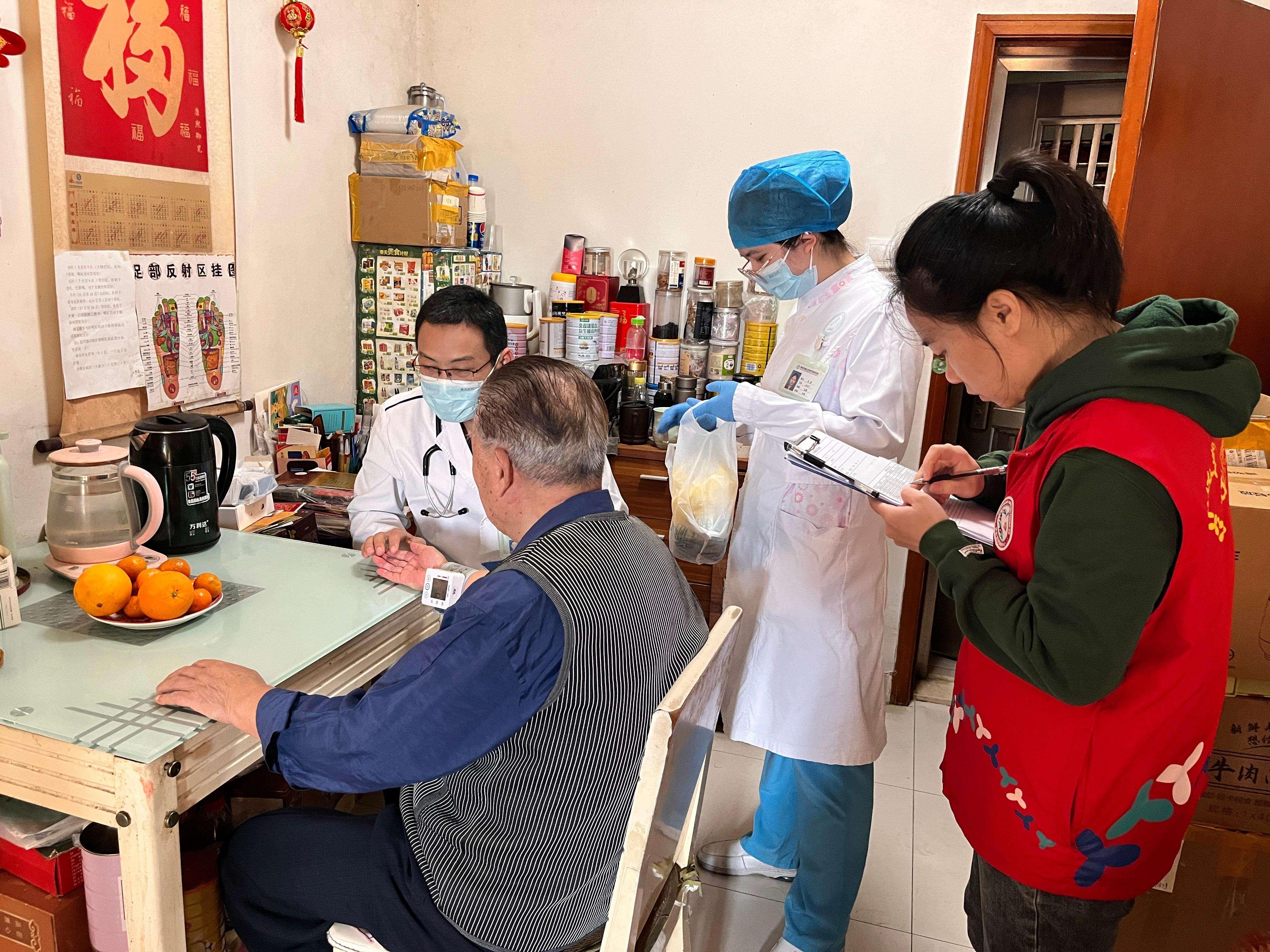 南园社区开展“党员敲门送健康，关爱特殊群体暖人心”活动