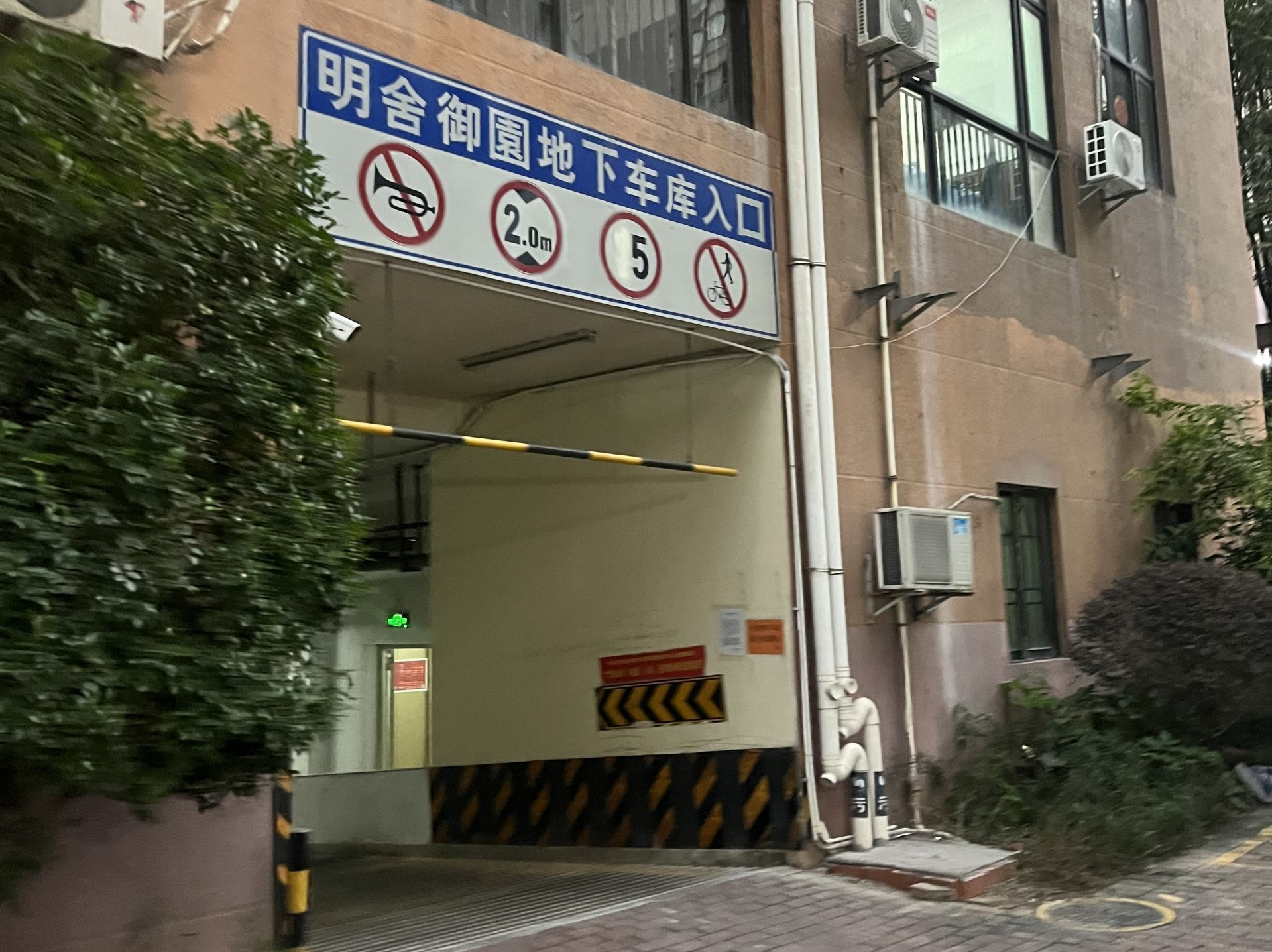 交了“管理费”还要交“场地费”，南山一小区停车收费引纠纷｜小区大件事
