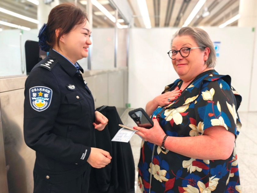 皇岗边检站民警法语广播，助外籍女士找回遗失护照