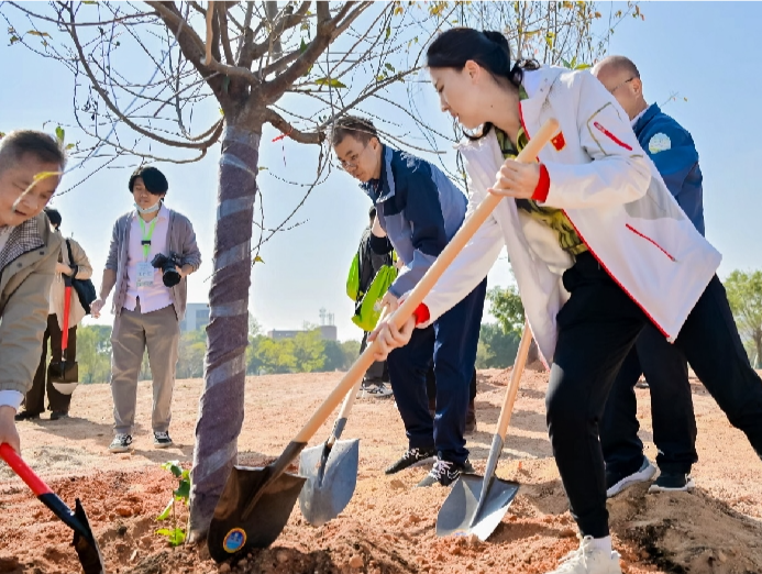 2024争做绿美广东守护者义务植树活动举办，200人为千年古运河沿岸披绿裳