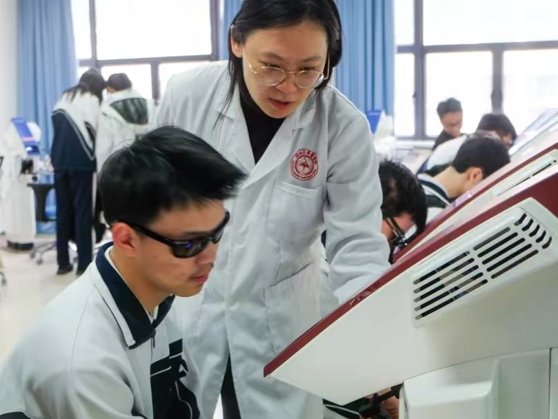“深圳大学，我们来了！”这所高中将同学生日会开到大学里