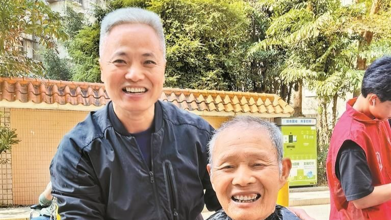 儿时获赠一个馕 长大回馈一颗心